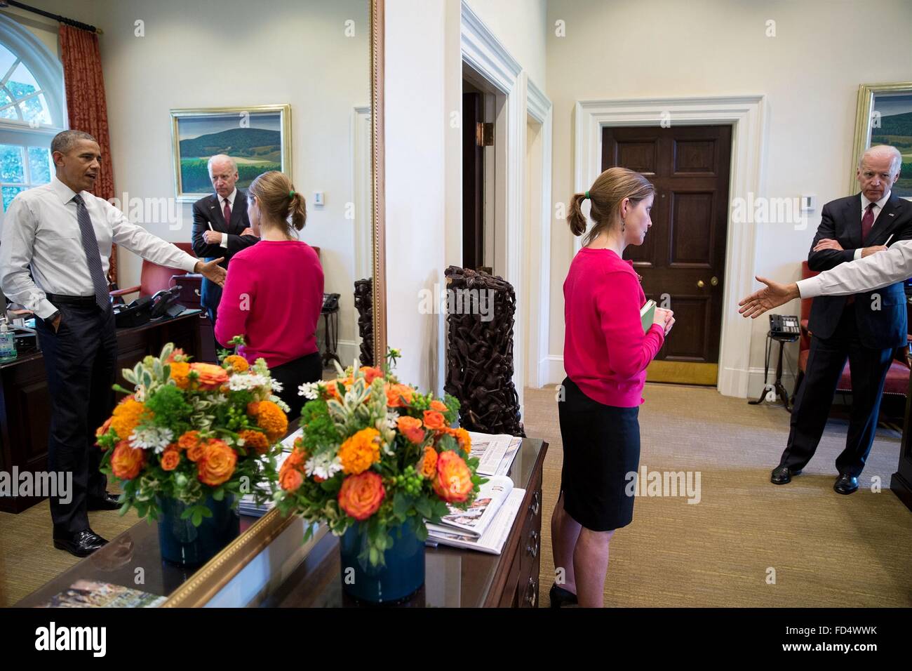 Stati Uniti Il presidente Barack Obama è riflessa nello specchio come egli parla con Amy Rosenbaum, Vice Assistente del Presidente per gli affari legislativi e il Vice Presidente nella parte esterna dell'Ufficio Ovale della Casa Bianca Giugno 15, 2015 a Washington, DC. Foto Stock