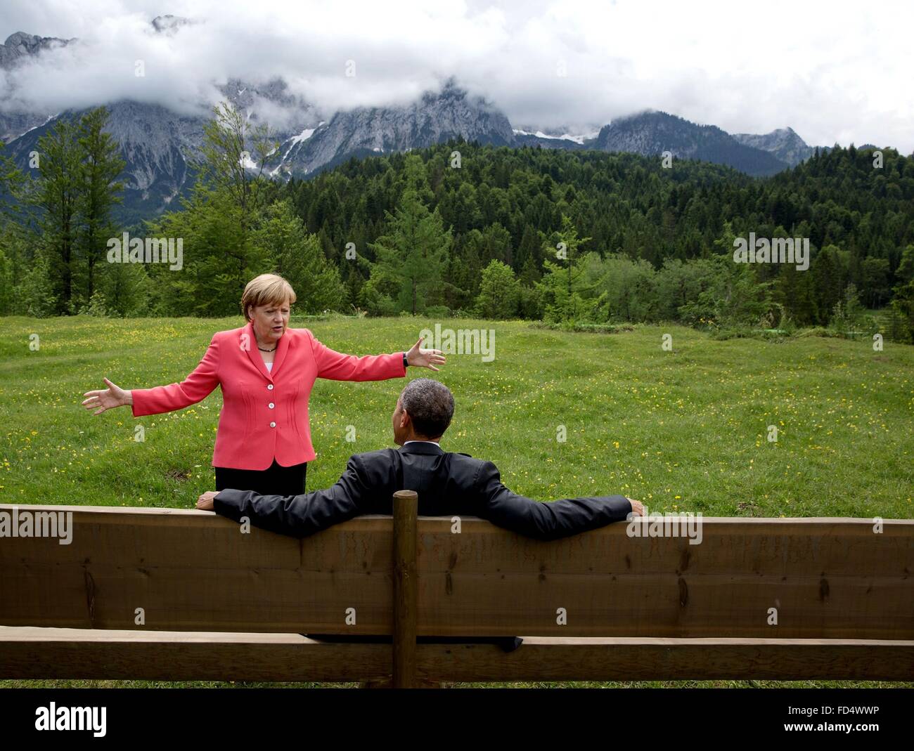 Stati Uniti Il presidente Barack Obama parla con il Cancelliere Angela Merkel prima di una foto di gruppo al vertice del G7 Giugno 8, 2015 in Krun, Germania. Foto Stock