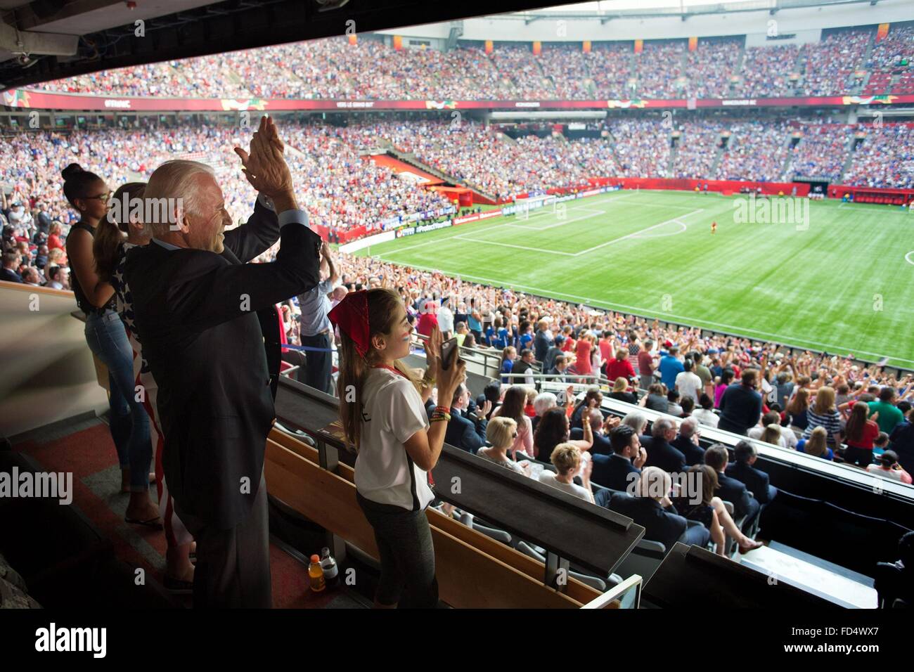 U.S Vice presidente Joe Biden il tifo per gli Stati Uniti Donne Squadra di calcio dopo che hanno segnato il loro primo obiettivo nella Coppa del Mondo Donne finale di Luglio 5, 2015 a Vancouver in Canada. Foto Stock