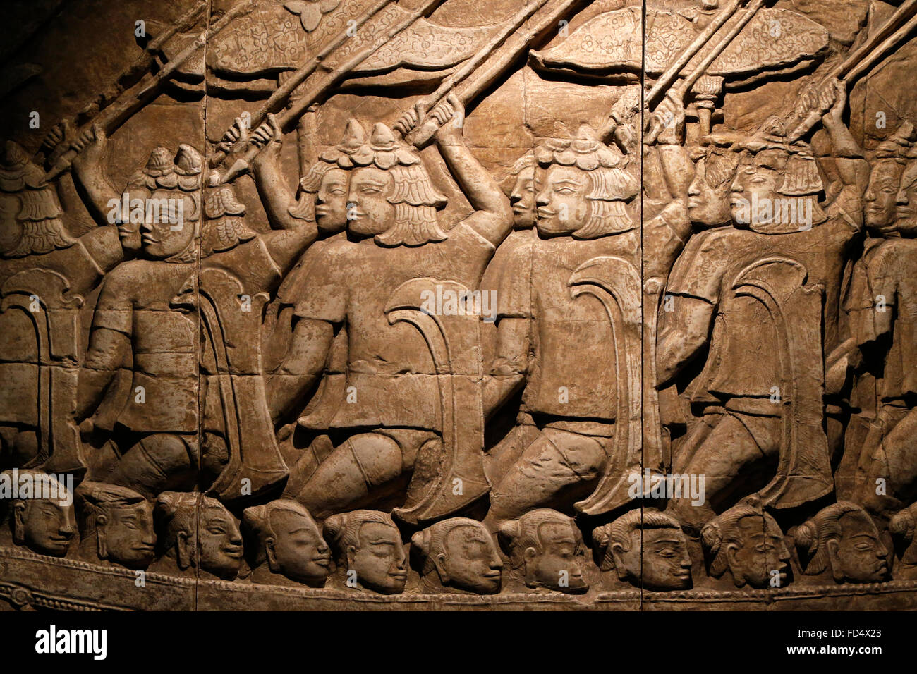 Cast di una sezione del bassorilievo raffigurante la battaglia navale di Jayavarman VII contro la Chams. Bayon. Realizzata in gesso fr Foto Stock