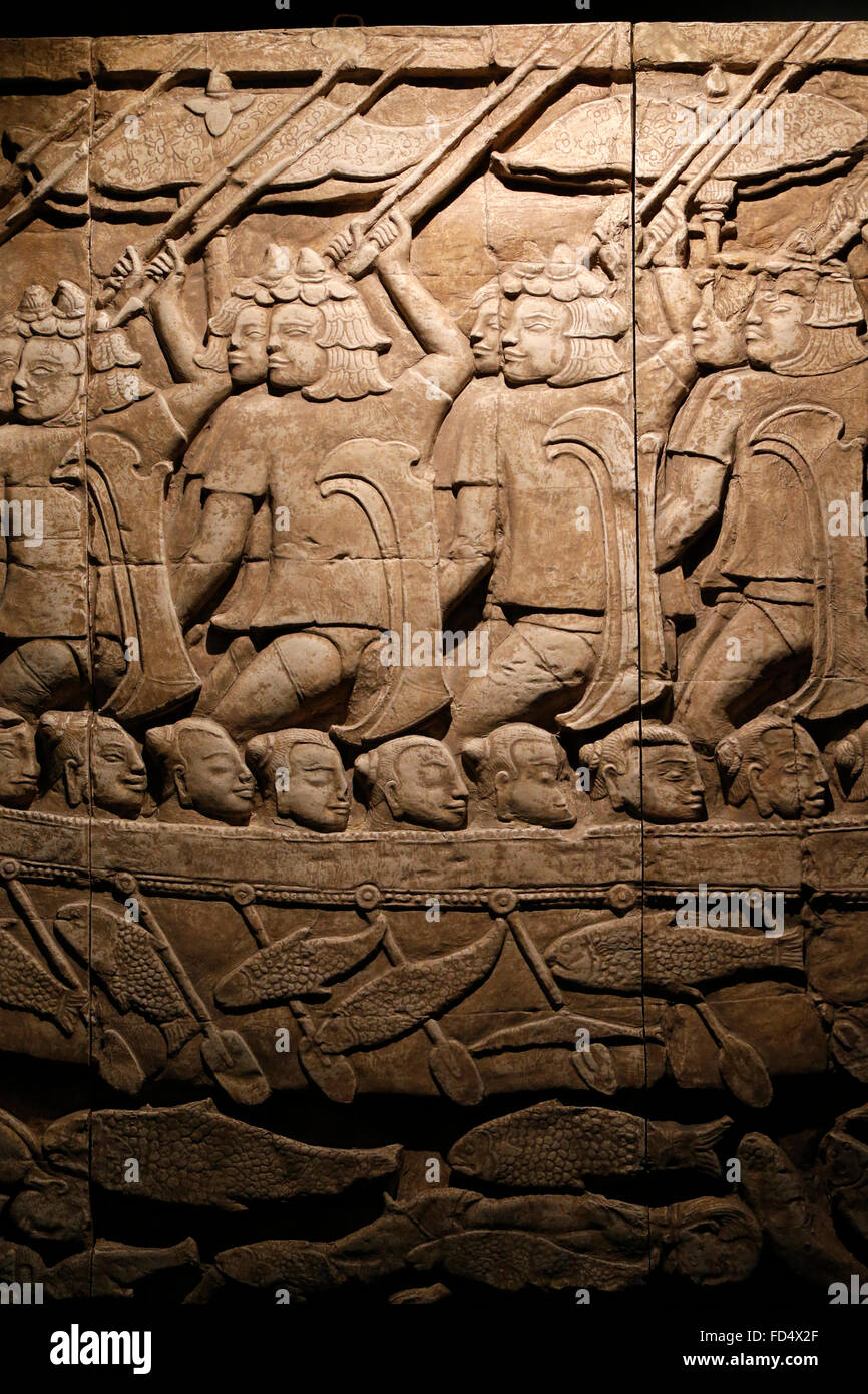 Cast di una sezione del bassorilievo raffigurante la battaglia navale di Jayavarman VII contro la Chams. Bayon. Realizzata in gesso fr Foto Stock