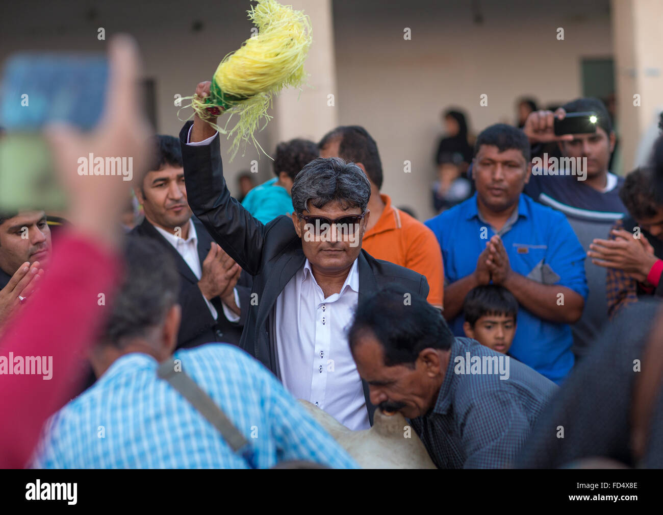 Gli uomini ballare durante una cerimonia di nozze, Hormozgan, Kushkenar, Iran Foto Stock