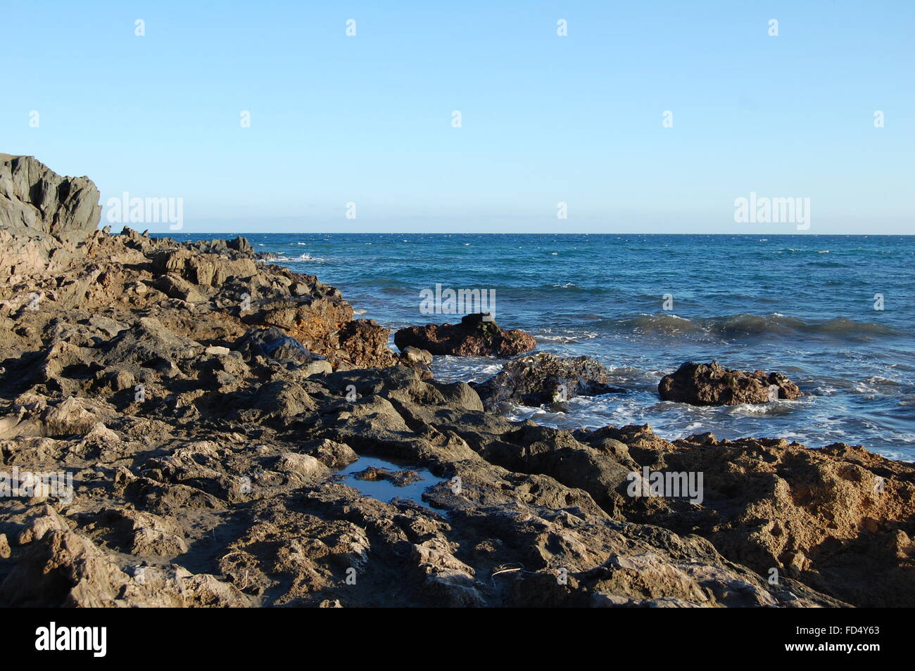 Crosta oceanica, shore con rocce scure su Gran Canaria isola vulcanica Foto Stock