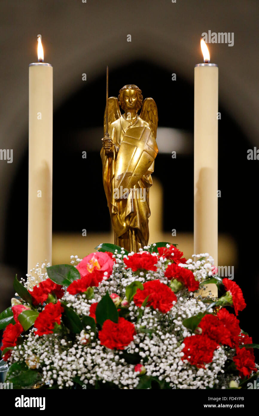 La cattedrale di Notre Dame di Parigi. Angelo dorato, altare candele e fiori. Foto Stock