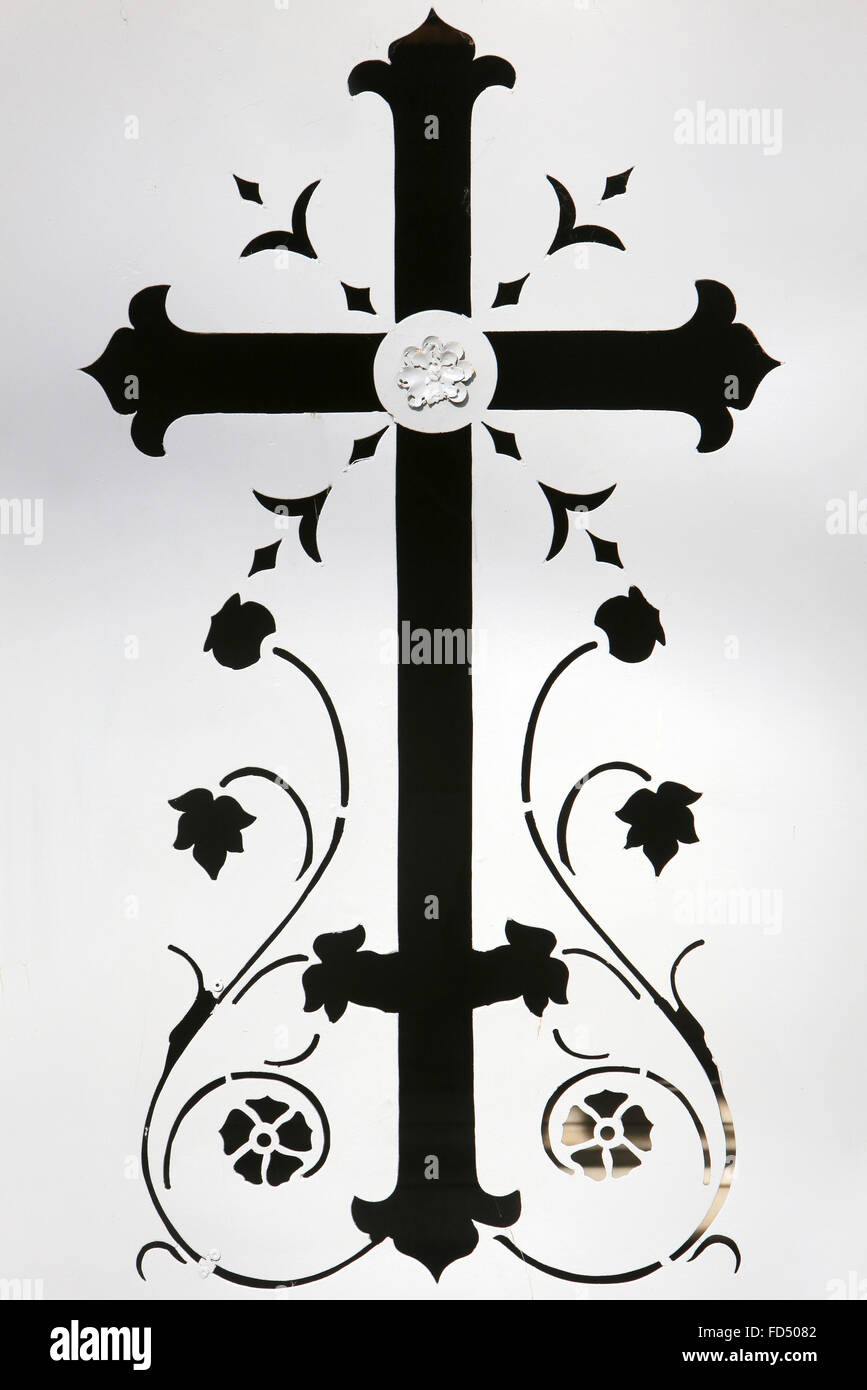 Croce su una porta bianca vault. Foto Stock