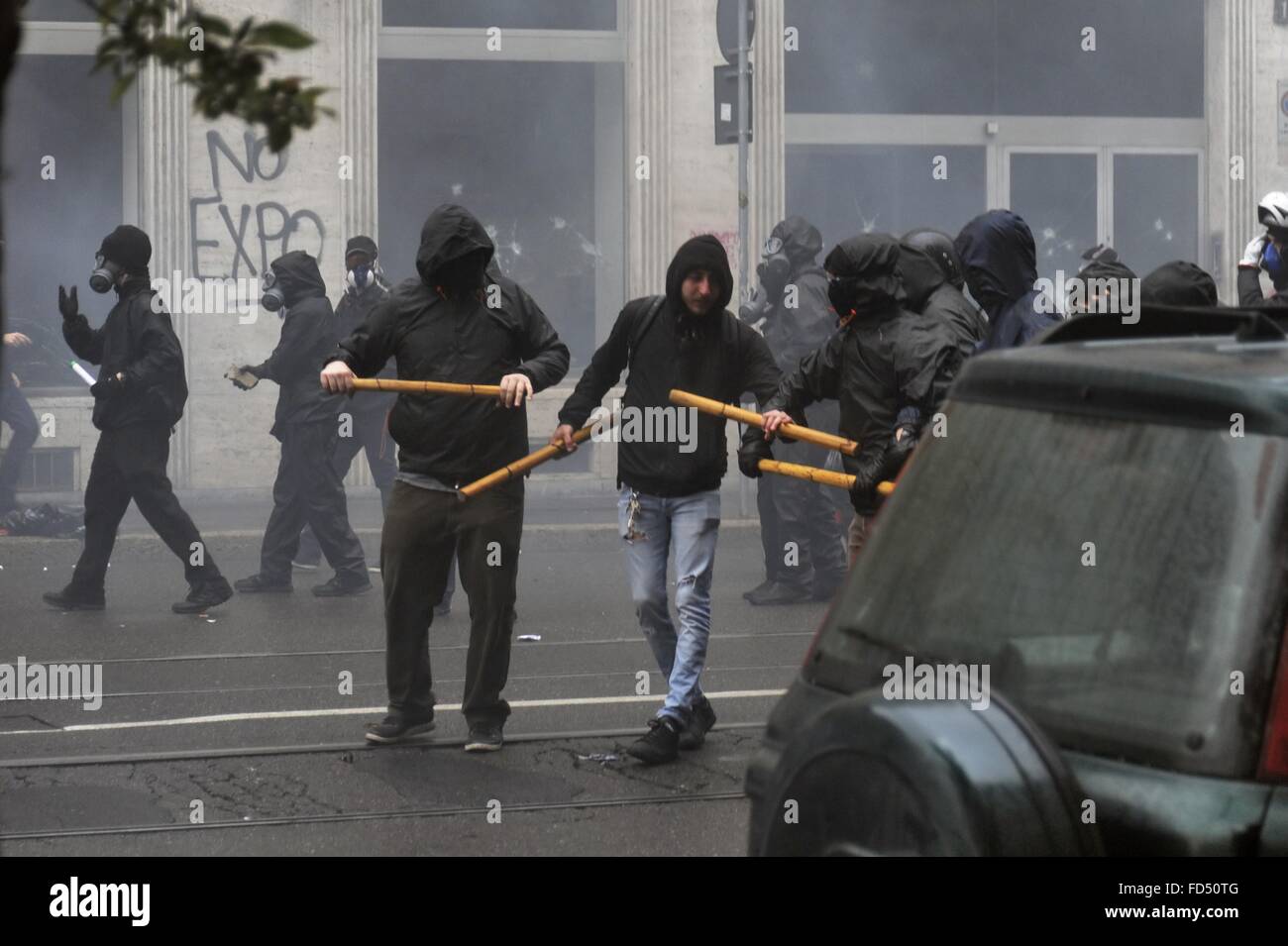 Milano (Italia), 1 maggio 2015, manifestazione di protesta contro l'esposizione mondiale EXPO 2015, scontri con la polizia Foto Stock