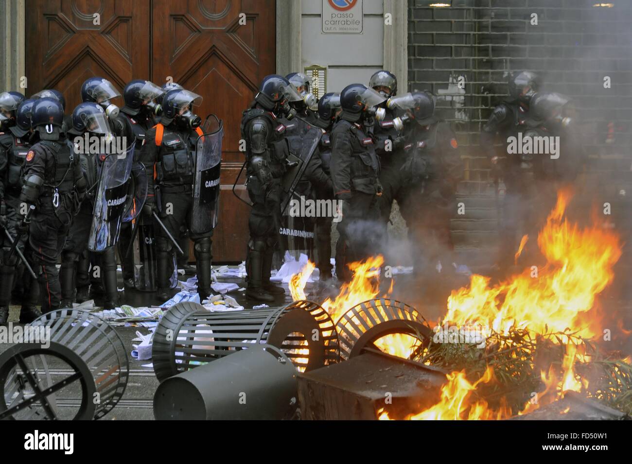 Milano (Italia), 1 maggio 2015, manifestazione di protesta contro l'esposizione mondiale EXPO 2015, scontri con la polizia Foto Stock