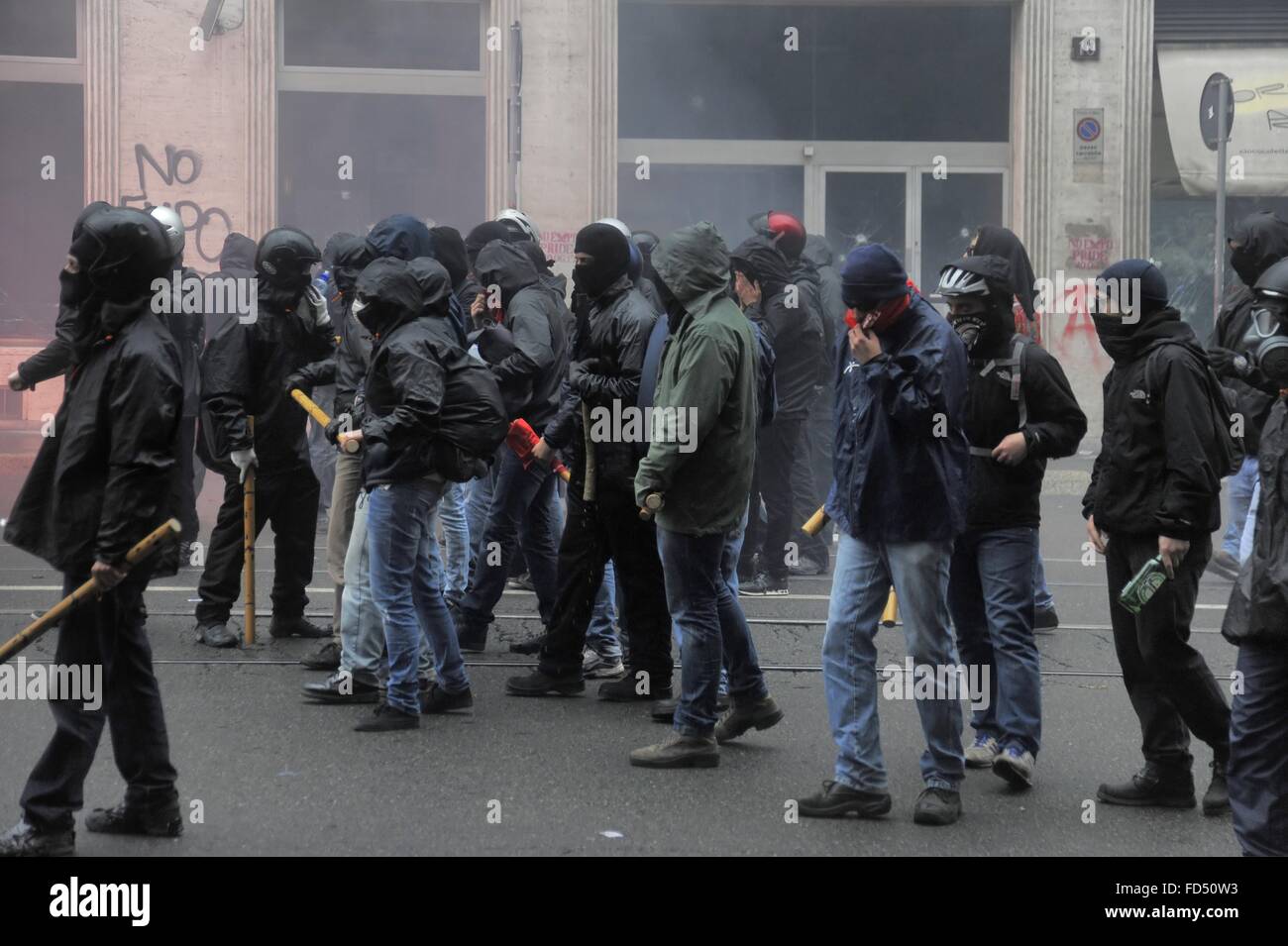 Milano (Italia), 1 maggio 2015, manifestazione di protesta contro l'esposizione mondiale EXPO 2015, scontri con la polizia Foto Stock