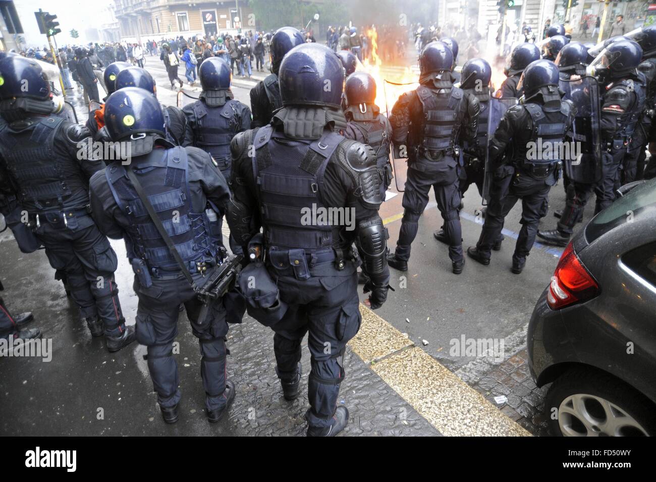 Milano (Italia), 1 maggio 2015, manifestazione di protesta contro l'esposizione mondiale EXPO 2015, scontri con la polizia Foto Stock