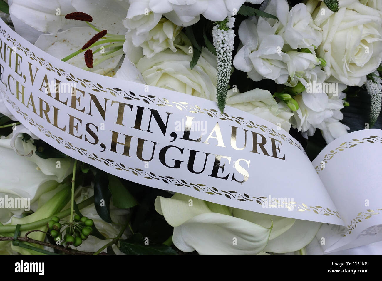 Ghirlanda di fiori bianchi. Oggetto contrassegnato per la rimozione definitiva. Cimitero di Pere Lachaise. Foto Stock