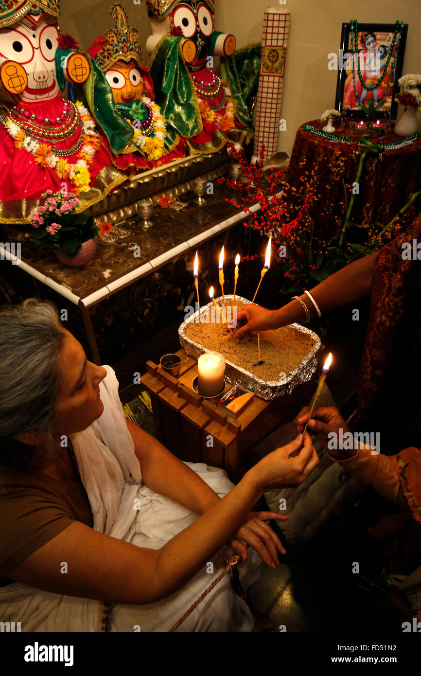 Festa del Santo Nome in un Tempio ISKCON. Offerta di luci Foto Stock