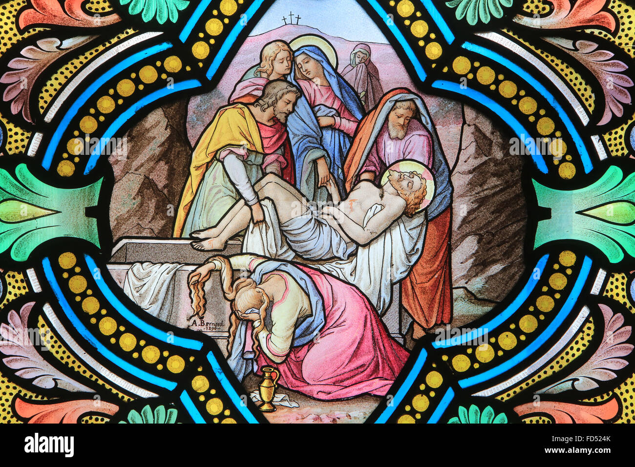 La discesa dalla Croce e la tumulazione. Gesù Cristo. Finestra di vetro colorato. Santuario di Nostra Signora de la Salette. Foto Stock