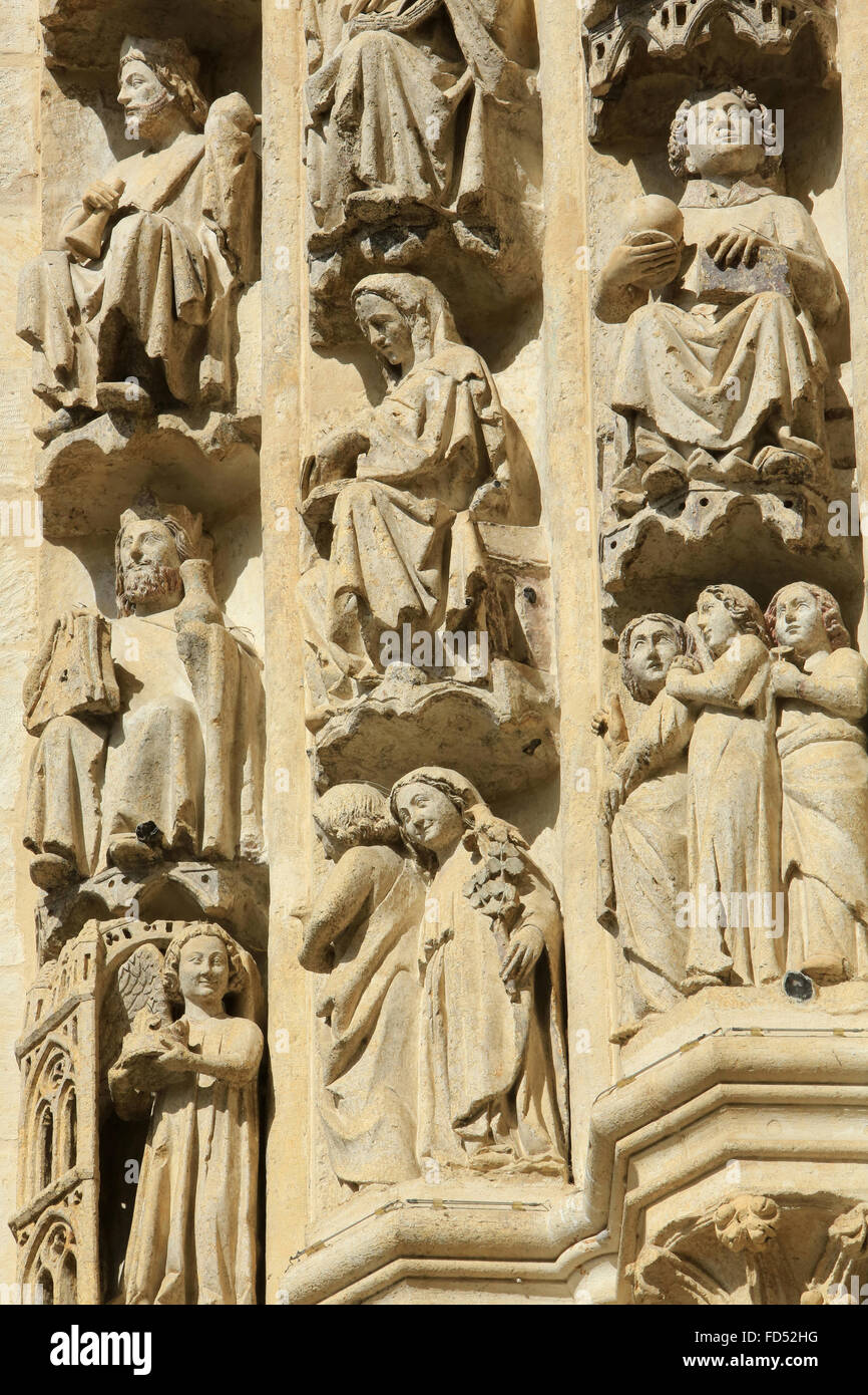 Archi. E la Vergine Santa le donne. La cattedrale di Amiens. Foto Stock