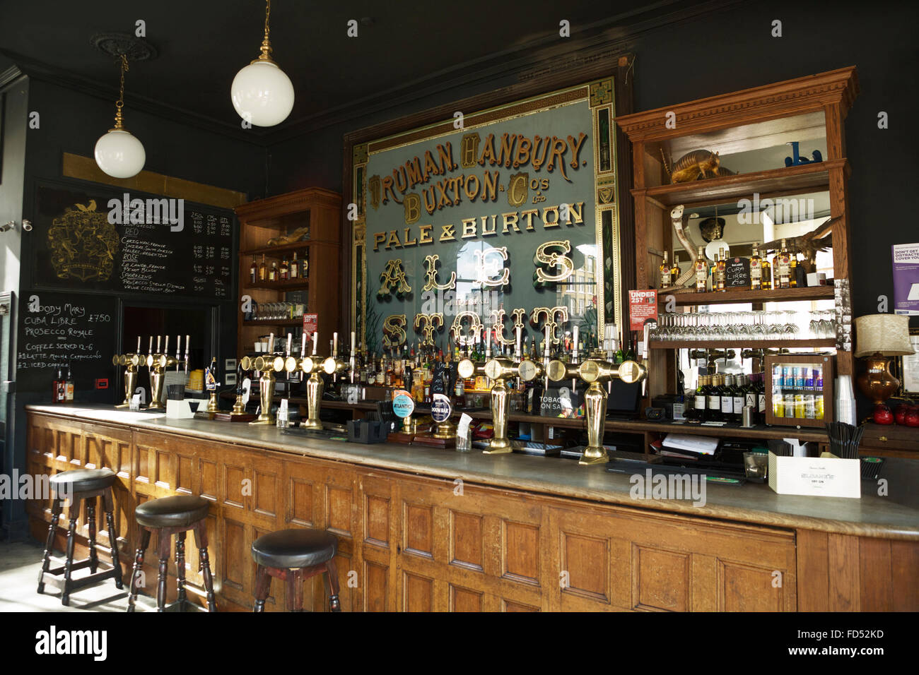 The Old Blue Last Public House, Great Eastern St, Shoreditch, Londra, Inghilterra, Regno Unito. Interno pub inglese. Pub bar di Londra. Tradizionale pub interno Foto Stock