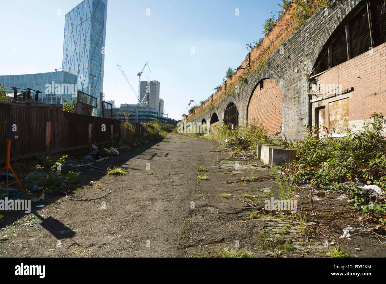 Londra wasteland, accanto a Shoreditch overground linea ferroviaria / archi, a est di Londra. In lontananza le Heron torre può essere visto Foto Stock