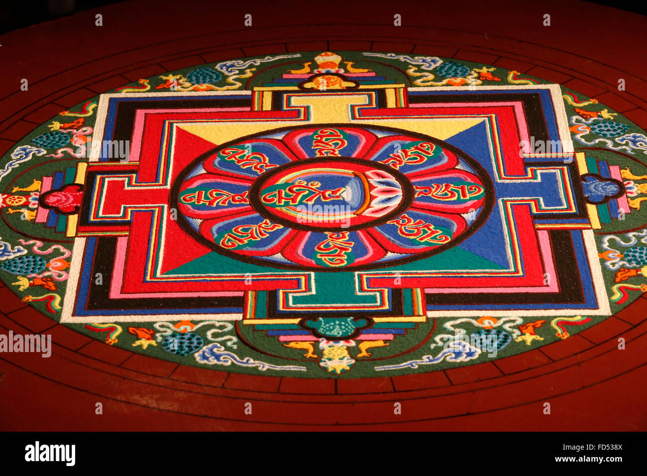 Buddista Mandala di sabbia. Un Mandala è una spirituale e rituale simbolo che rappresenta l'universo. Foto Stock