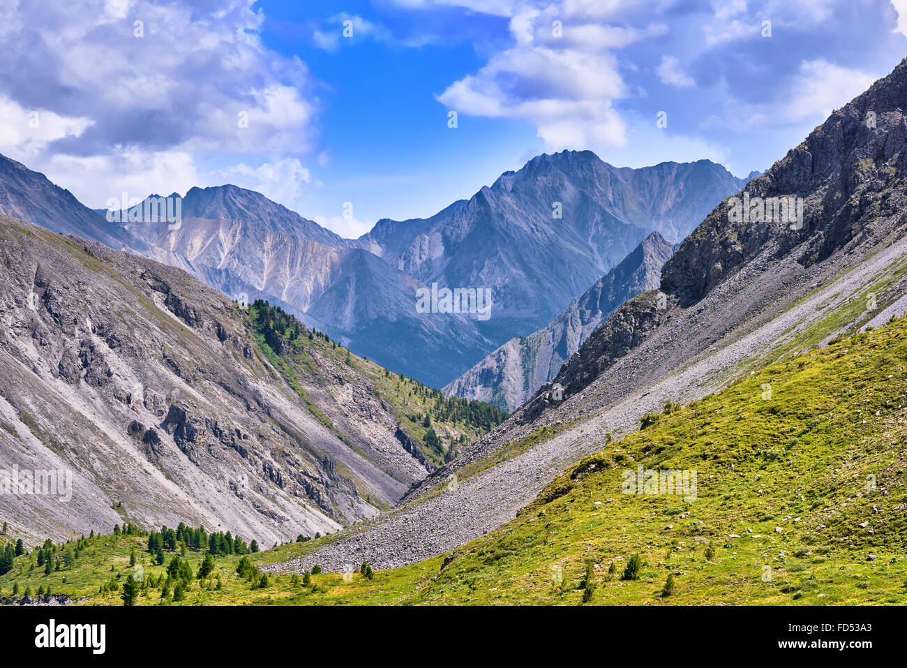 Pendii montani e il picco in estate . Sayan montagne . Buryatia Foto Stock