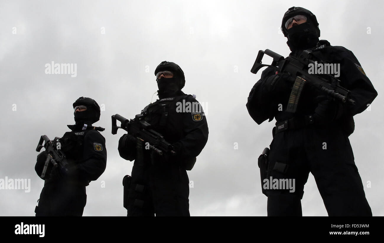 Ahrensfelde, Germania. 28 gen, 2016. Gli ufficiali di polizia federale unità speciali, tenendo Heckler und Koch G-36 fucili d'assalto, attendere l'arrivo del Presidente tedesco in Ahrensfelde, Germania, 28 gennaio 2016. Il Presidente tedesco Joachim Gauck è la visita della polizia federale Blumberg di base con la neonata anti-terrorismo unità speciale 'BFE ' (unità per arresti e la protezione delle prove). Credito: dpa picture alliance/Alamy Live News Foto Stock