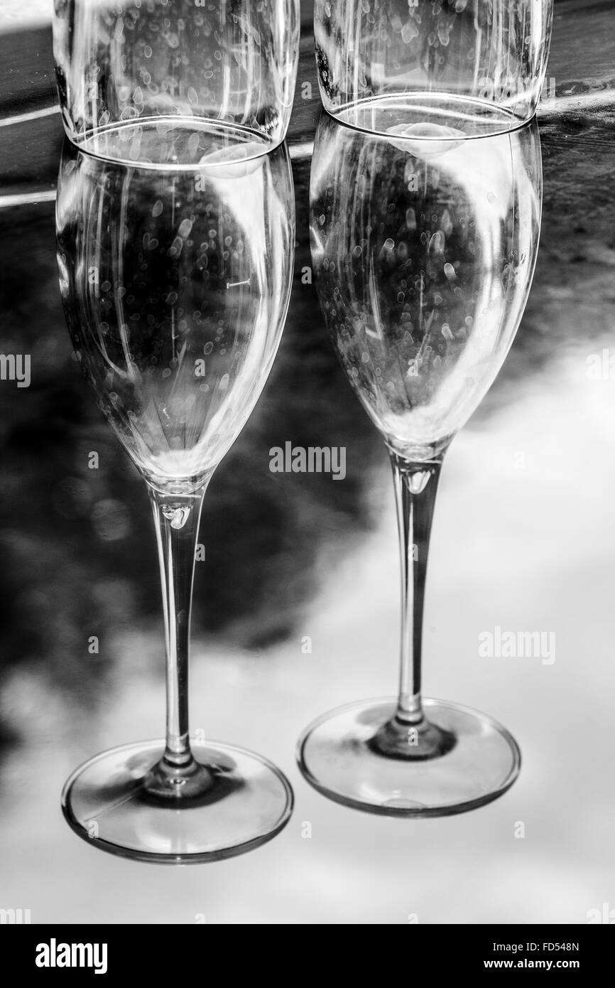 La riflessione di vuoto due bicchieri di vino Foto Stock