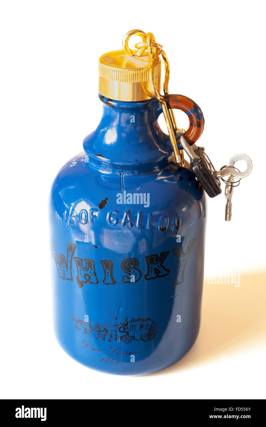 Blu Vintage 1/5 di un gallone di bottiglie di whisky con serratura e chiave su sfondo bianco modello di rilascio: No. Proprietà di rilascio: No. Foto Stock