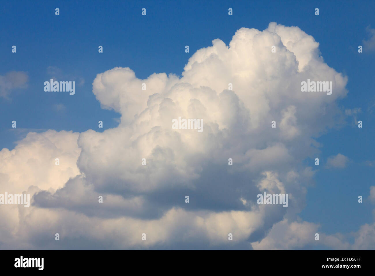 Vista sulle nuvole nel cielo blu Foto Stock