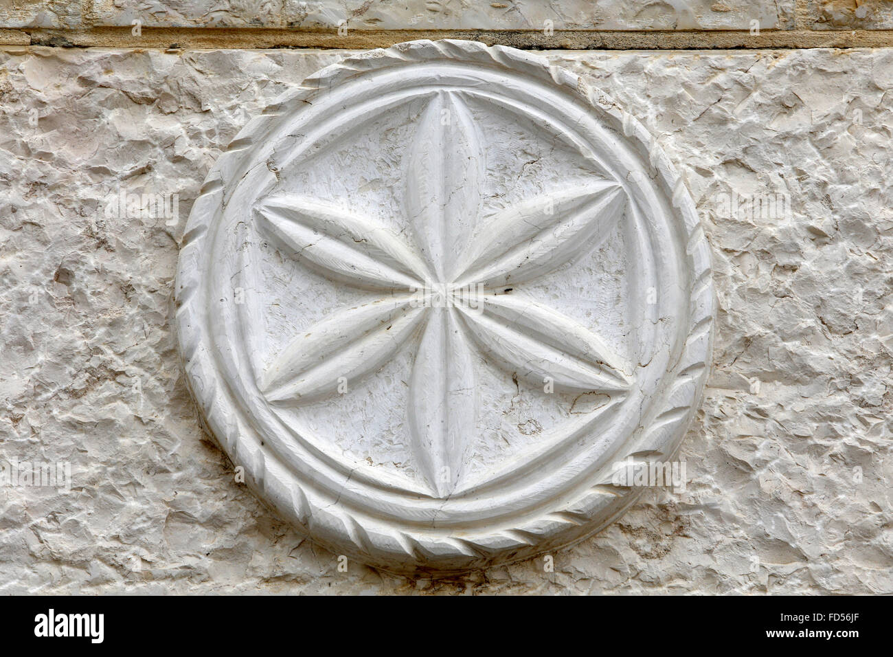 Simbolo su un medaglione in pietra. Chiesa della moltiplicazione dei pani e dei pesci. Foto Stock