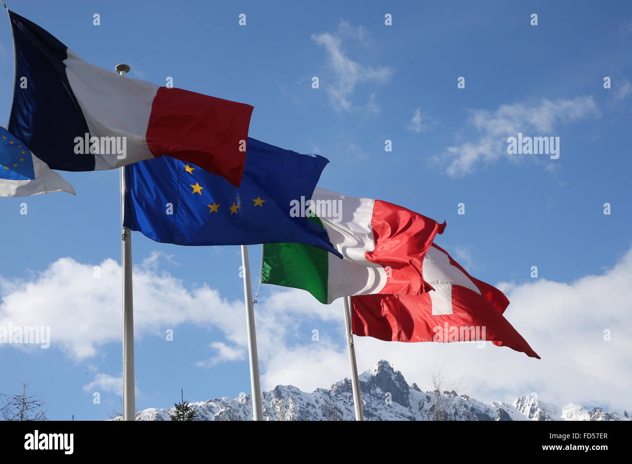 Europeo, francese, italiana e bandiere della Svizzera nelle Alpi. Foto Stock