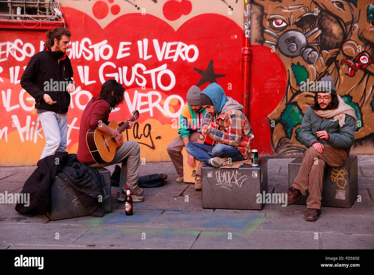 La gioventù di riproduzione di musica al di fuori dell Università degli Studi di Bologna. Foto Stock