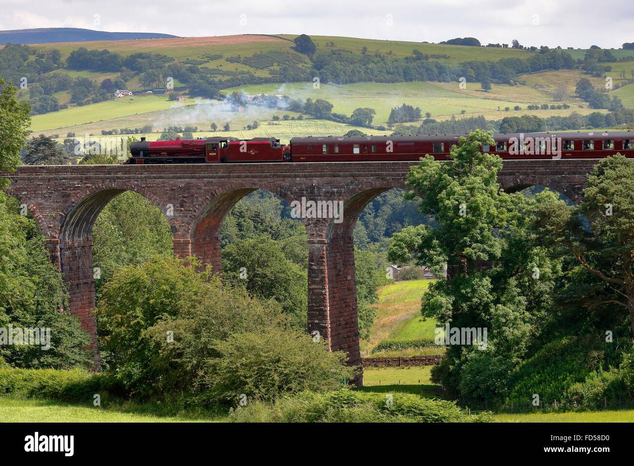 Accontentarsi di Carlisle linea ferroviaria. LMS Giubileo 45699 Classe Galatea 'l'Dalesman', treno a vapore. Asciugare Beck viadotto, Armathwaite. Foto Stock