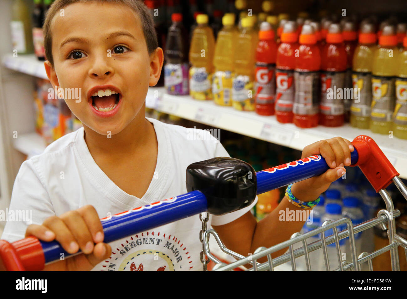 Ragazzo in un supermercato. Foto Stock