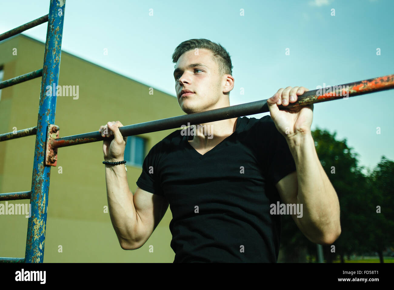 Primo piano di un uomo forte facendo pull-up sulla barra orizzontale. Foto Stock