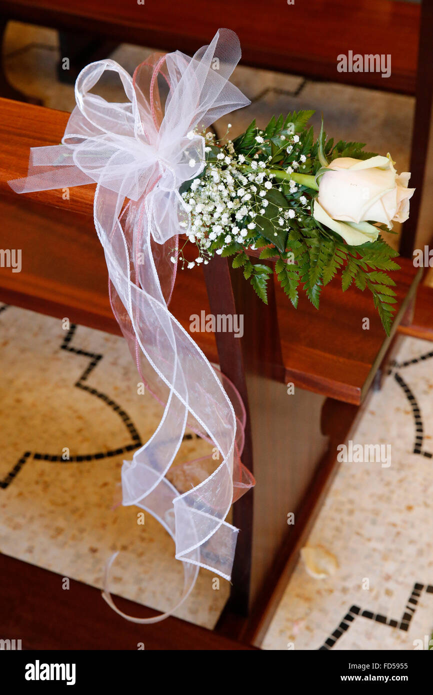 Decorazioni per matrimoni in una chiesa Pugliese. Foto Stock