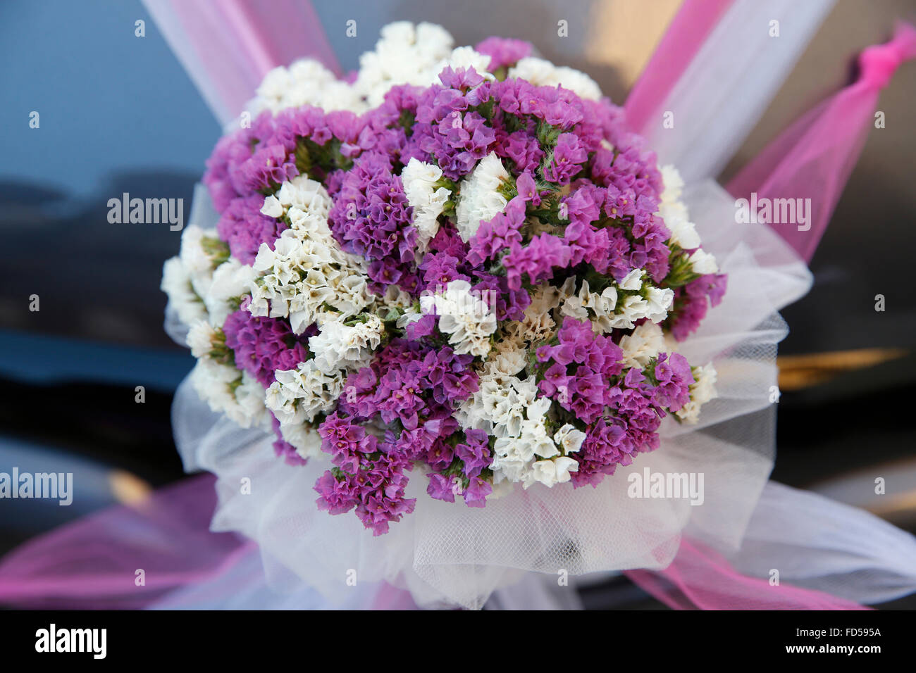 Decorazioni floreali su un sposi' auto. Foto Stock