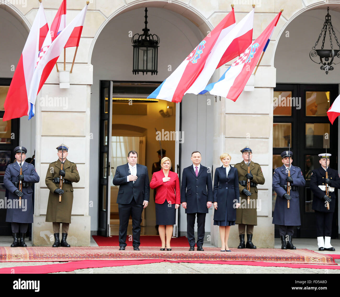 Varsavia, Polonia. 28 gen, 2016. Presidente croato Kolinda Grabar-Kitarovic e suo marito Jakov Kitarovici cantare l'inno croato con il Presidente polacco Andrzej Duda lungo con la prima signora Agata Kornhauser-Duda durante la gazzetta la cerimonia di benvenuto del Presidente croato al Palazzo Presidenziale a Varsavia. Presidente croato Kolinda Grabar-Kitarovic si è incontrato con il Presidente polacco Andrzej Duda nel Palazzo Presidenziale di La capitale della Polonia, Varsavia durante la sua visita ufficiale in Polonia. Credito: PACIFIC PRESS/Alamy Live News Foto Stock