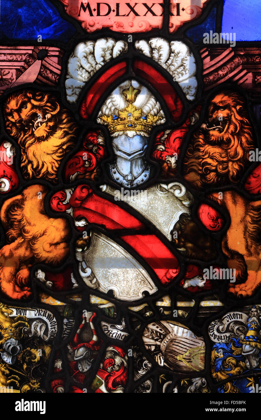 Colorate araldico-pannello di vetro con i bracci di Strasburgo e di quattro amministratori dell'opera di Nostra Signora. 1581 e 1900. Foto Stock