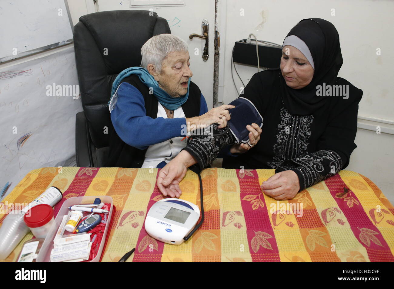 I medici per i diritti umani, una ONG israeliane, corre aprire cliniche della Cisgiordania. Del test della pressione del sangue. Foto Stock