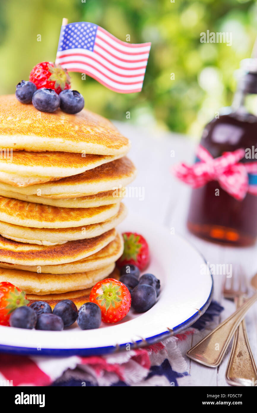 Una pila di frittelle fatte in casa con frutta fresca. Foto Stock