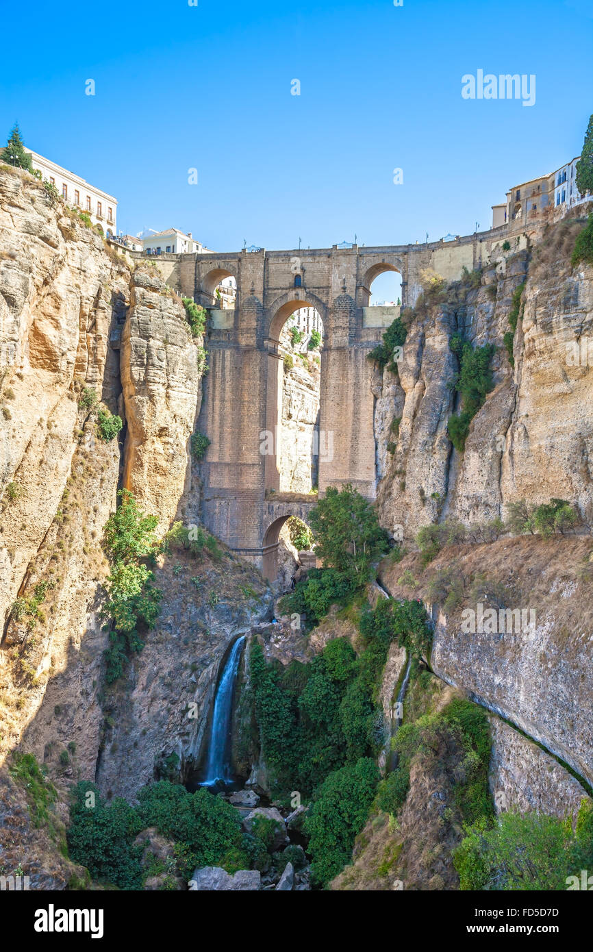 Nuovo ponte, cascate e gola in Ronda villaggio bianco edificio sulle rocce. Andalusia, Spagna. Foto Stock
