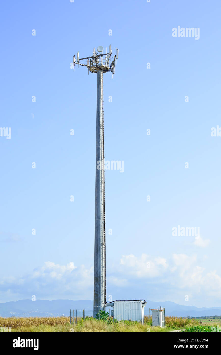 Torre di telecomunicazioni. Telefono mobile della stazione di base in un cielo blu sullo sfondo. Foto Stock