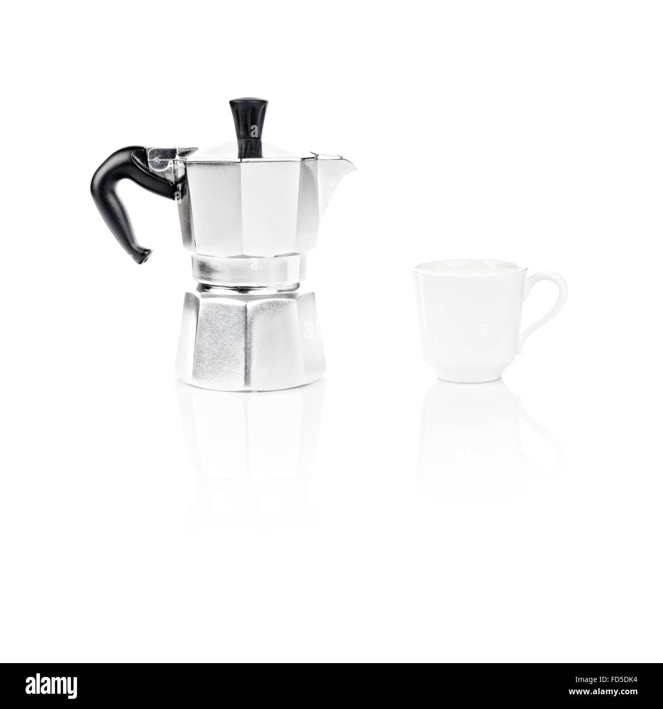 Moka Pot, noto anche come piano di cottura, macchina per il caffè espresso italiano di caffè e una tazza di caffè su sfondo bianco e di riflessione Foto Stock