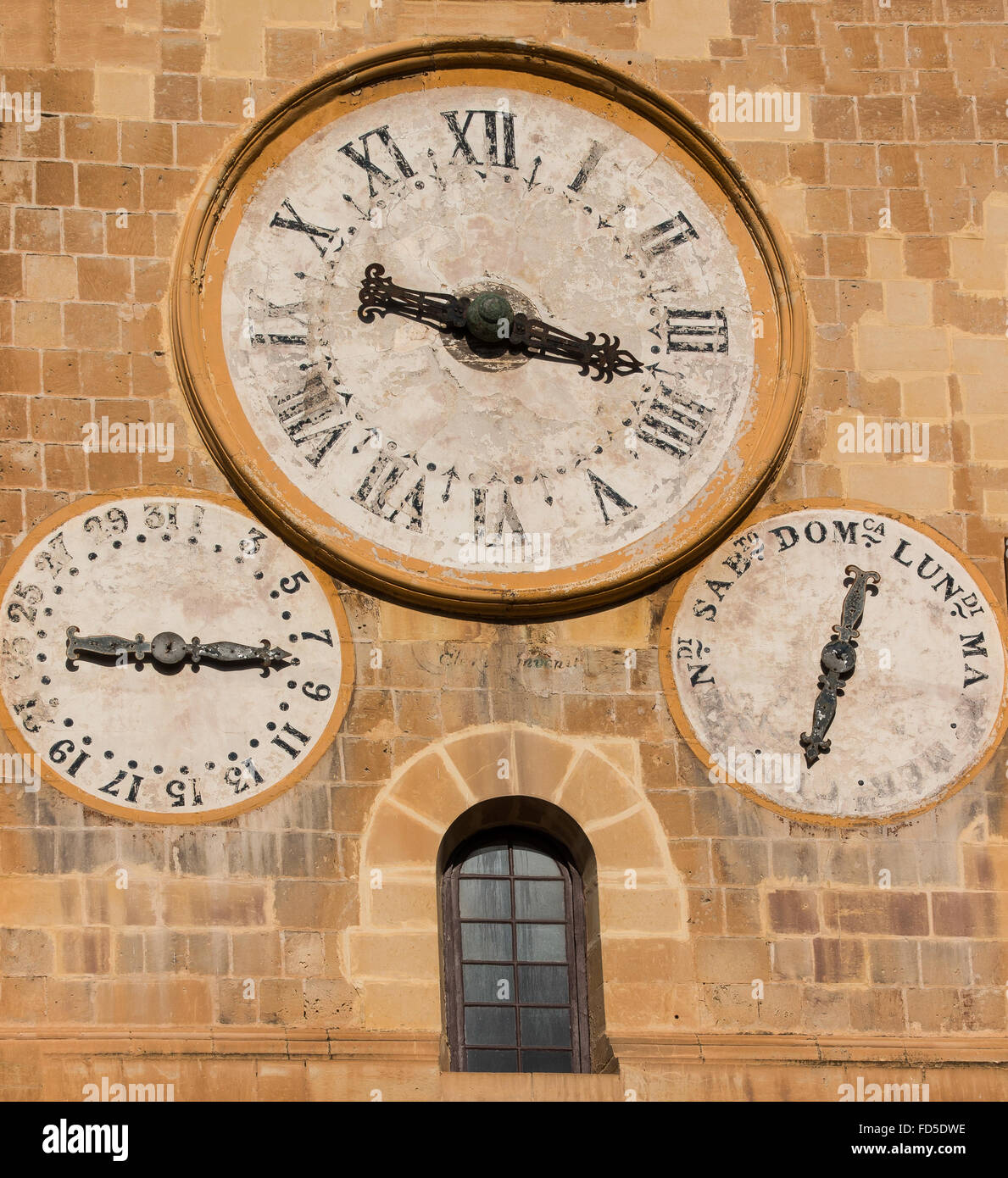 Tre orologi predire il tempo,giorno e mese del calendario sul saint johns chiesa Valletta, Malta Foto Stock