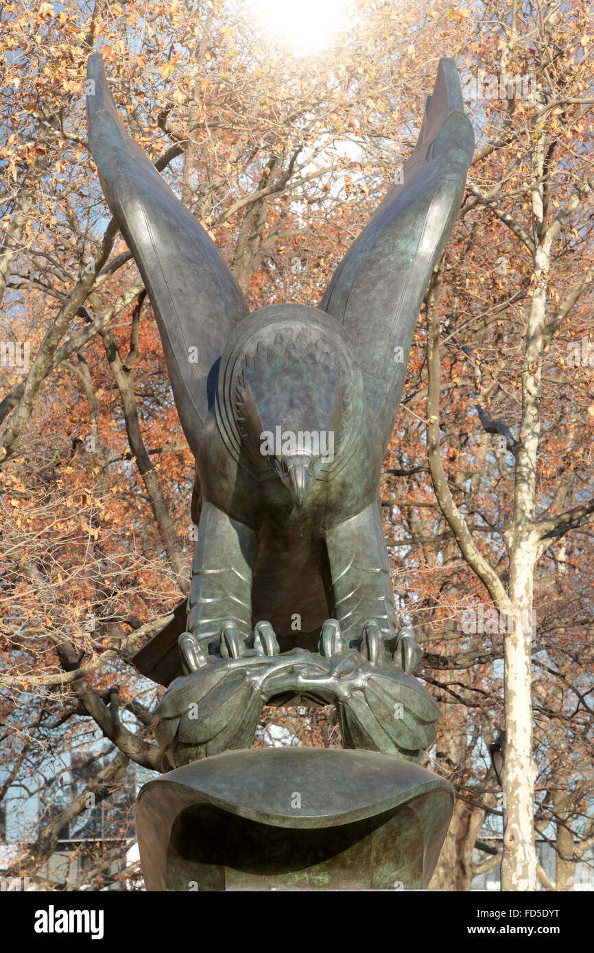 Eagle monumento in memoria dei soldati e dei marinai dispersi in mare durante la II guerra mondiale. Battery Park. Foto Stock