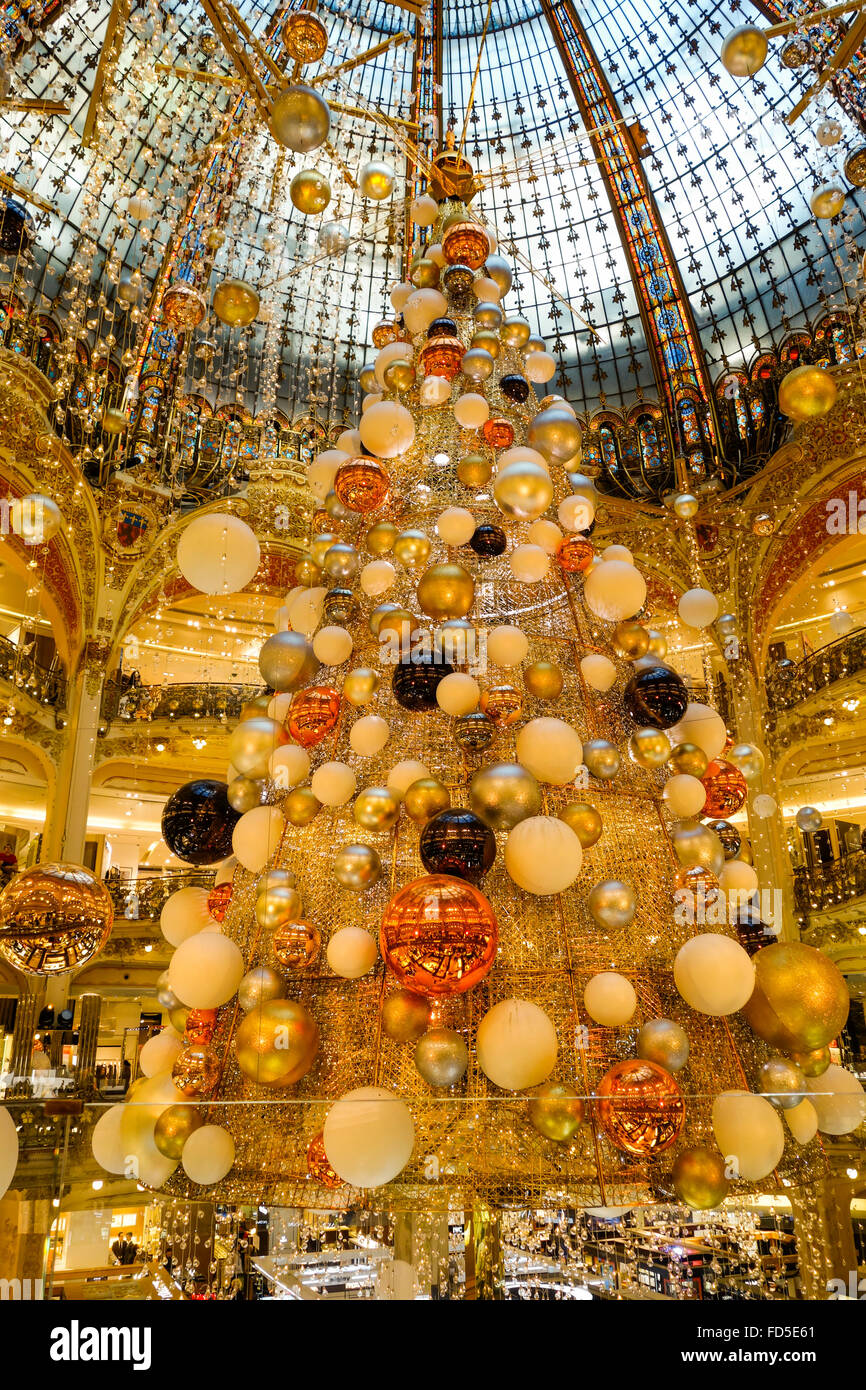 La cupola, interni decorazioni natalizie presso Galeries Lafayette shopping mall, Parigi, Francia. Foto Stock