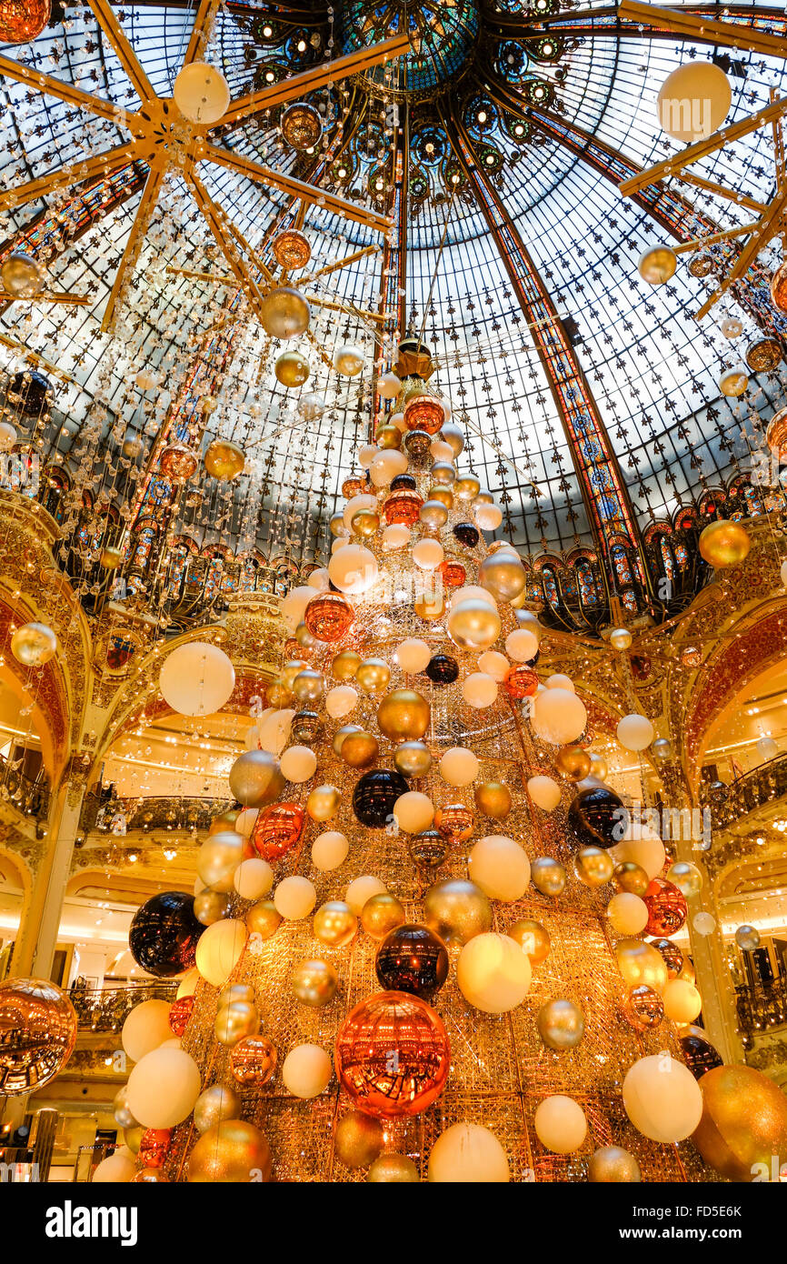 La cupola, interni decorazioni natalizie presso Galeries Lafayette shopping mall, Parigi, Francia. Foto Stock