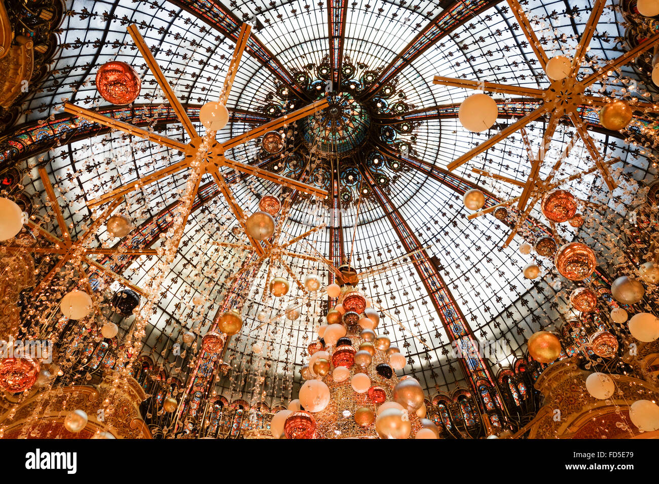 La cupola, interni decorazioni di Natale presso Galeries Lafayette shopping mall, Parigi, Francia. Foto Stock