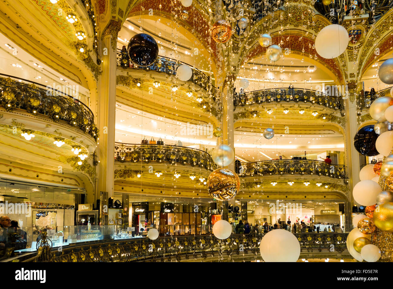Decorazioni natalizie alle Galeries Lafayette al centro commerciale di Parigi, Francia. Foto Stock