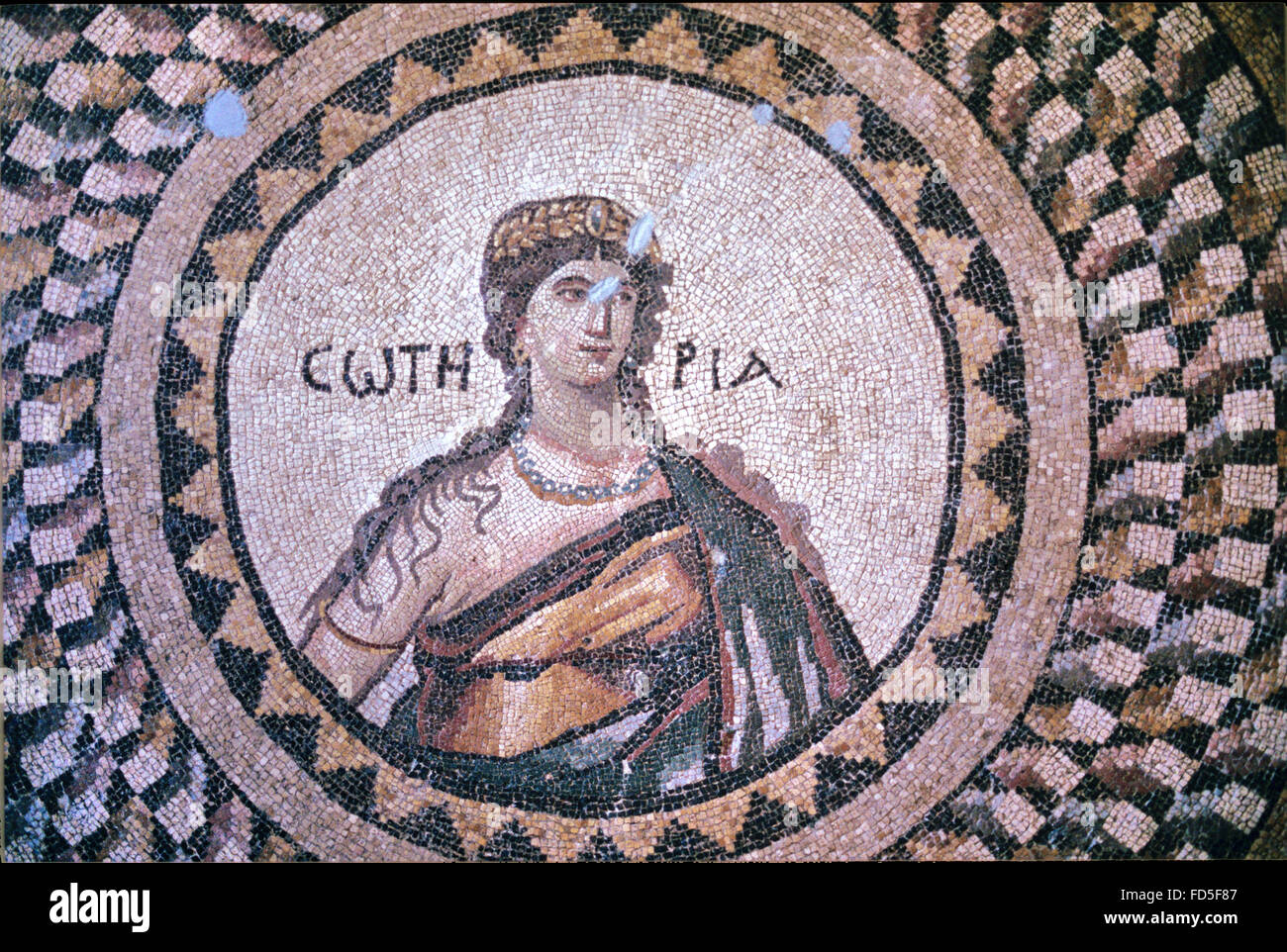 Roman pavimento a mosaico della dea greca Soteria (C5th), la personificazione della salvezza o la liberazione dal male e sicurezza, nell'Hatay Museo archeologico o Antakya il Museo di Archeologia, Antakya, HATAY, Turchia Foto Stock