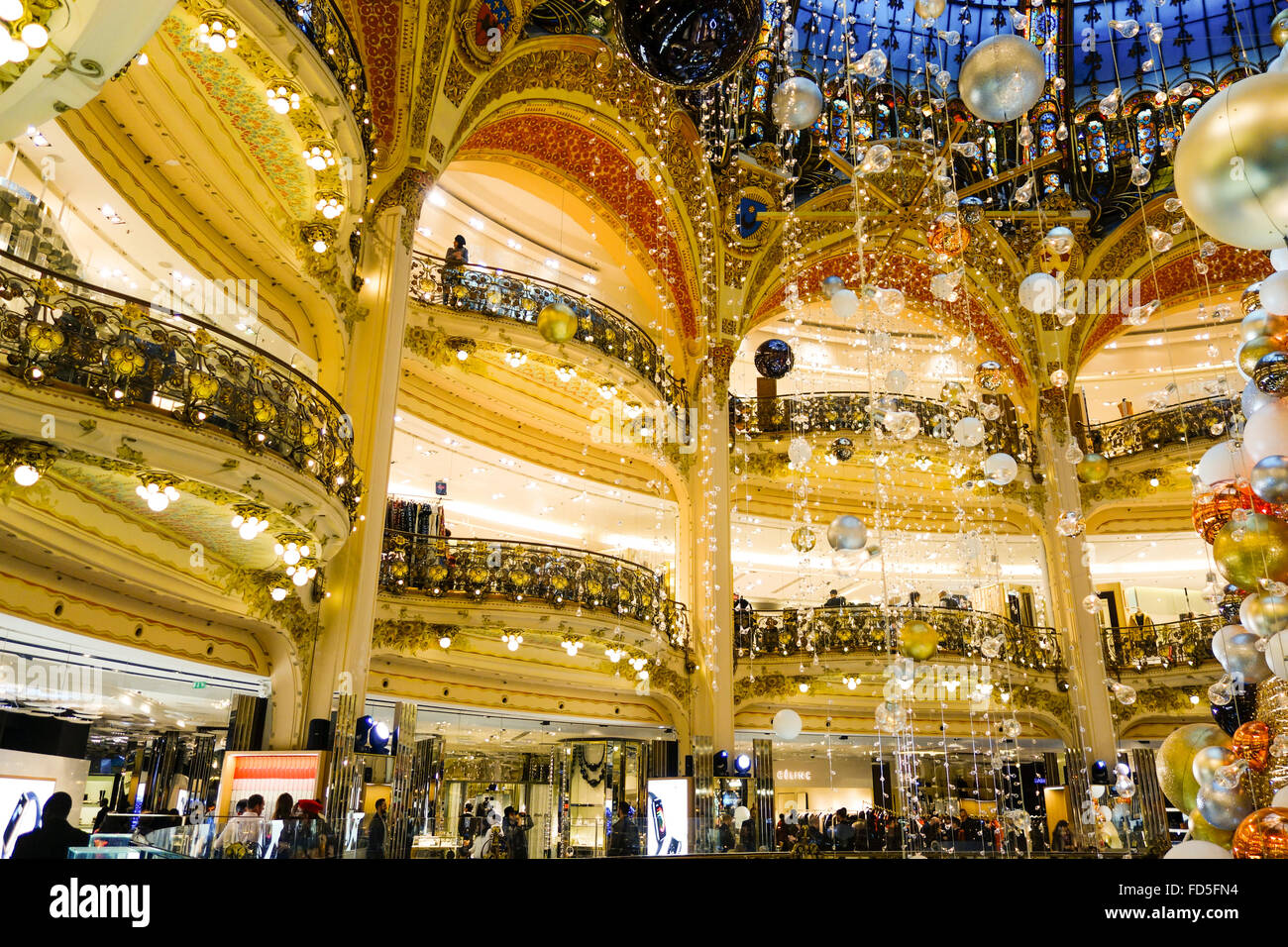 Interno decorazioni di Natale presso Galeries Lafayette shopping mall, Parigi, Francia. Foto Stock