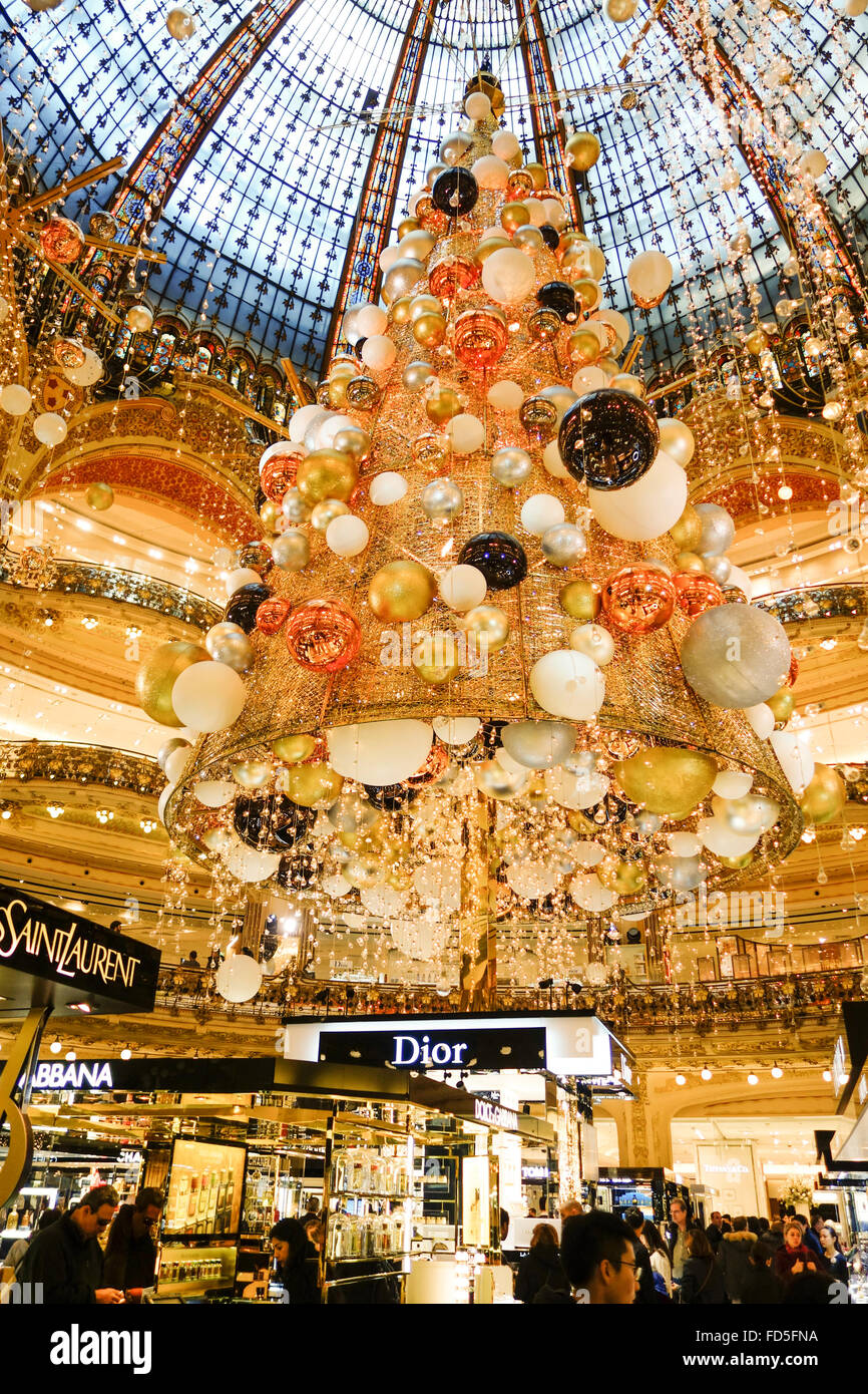 Decorazioni natalizie alle Galeries Lafayette al centro commerciale di Parigi, Francia. Foto Stock