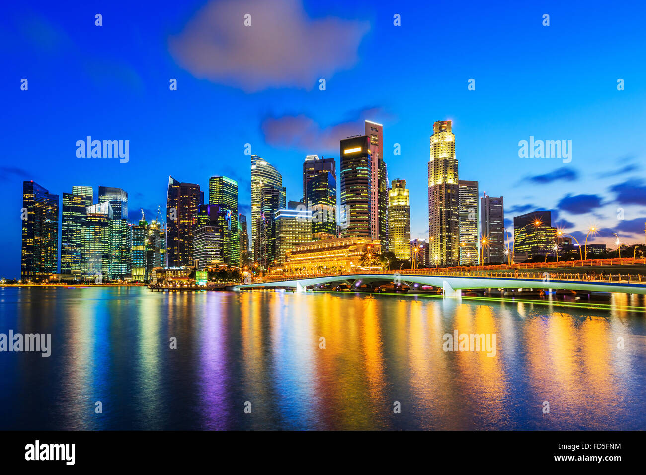 La città di Singapore, Singapore. Skyline al Marina Bay. Foto Stock